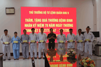 THỦ TRƯỞNG QUÂN KHU THĂM HỎI, TẶNG QUÀ CHO CÁC ĐỒNG CHÍ THƯƠNG, BỆNH BINH ĐANG ĐIỀU TRỊ TẠI BỆNH VIỆN QUÂN Y 121 NHÂN NGÀY THƯƠNG BINH LIỆT SĨ