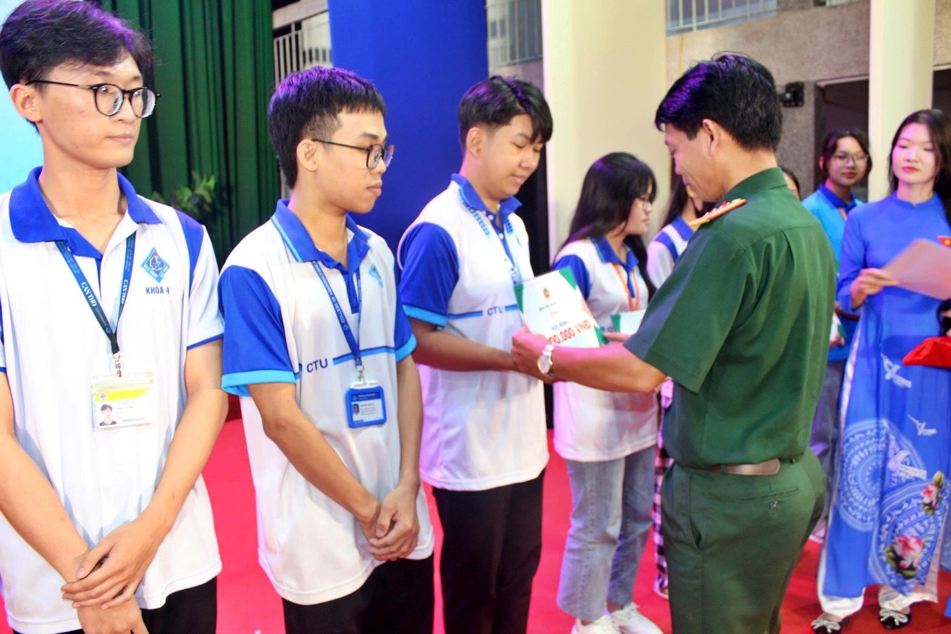 CHƯƠNG TRÌNH “THẮP SÁNG ƯỚC MƠ SINH VIÊN ĐẠI HỌC CẦN THƠ” BỆNH VIỆN QUÂN Y 121 TRAO TẶNG 40 SUẤT HỌC BỔNG, TRỊ GIÁ 200 TRIỆU ĐỒNG