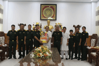 THỨ TRƯỞNG CỤC HẬU CẦN – KỸ THUẬT THĂM, CHÚC TẾT CÁN BỘ, CHIẾN SĨ, CÔNG NHÂN VIÊN BỆNH VIỆN QUÂN Y 121