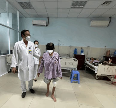 Khớp gối bệnh nhân bị biến dạng 12 năm, không đi đứng được