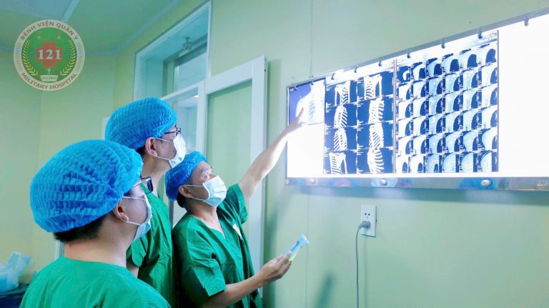 THỰC HIỆN THÀNH CÔNG CA PHẪU THUẬT NẸP VÍT KHÓA KẾT HỢP XƯƠNG BẢ VAI VÀ XƯƠNG ĐÒN CHO MỘT NAM BỆNH NHÂN 74 TUỔI