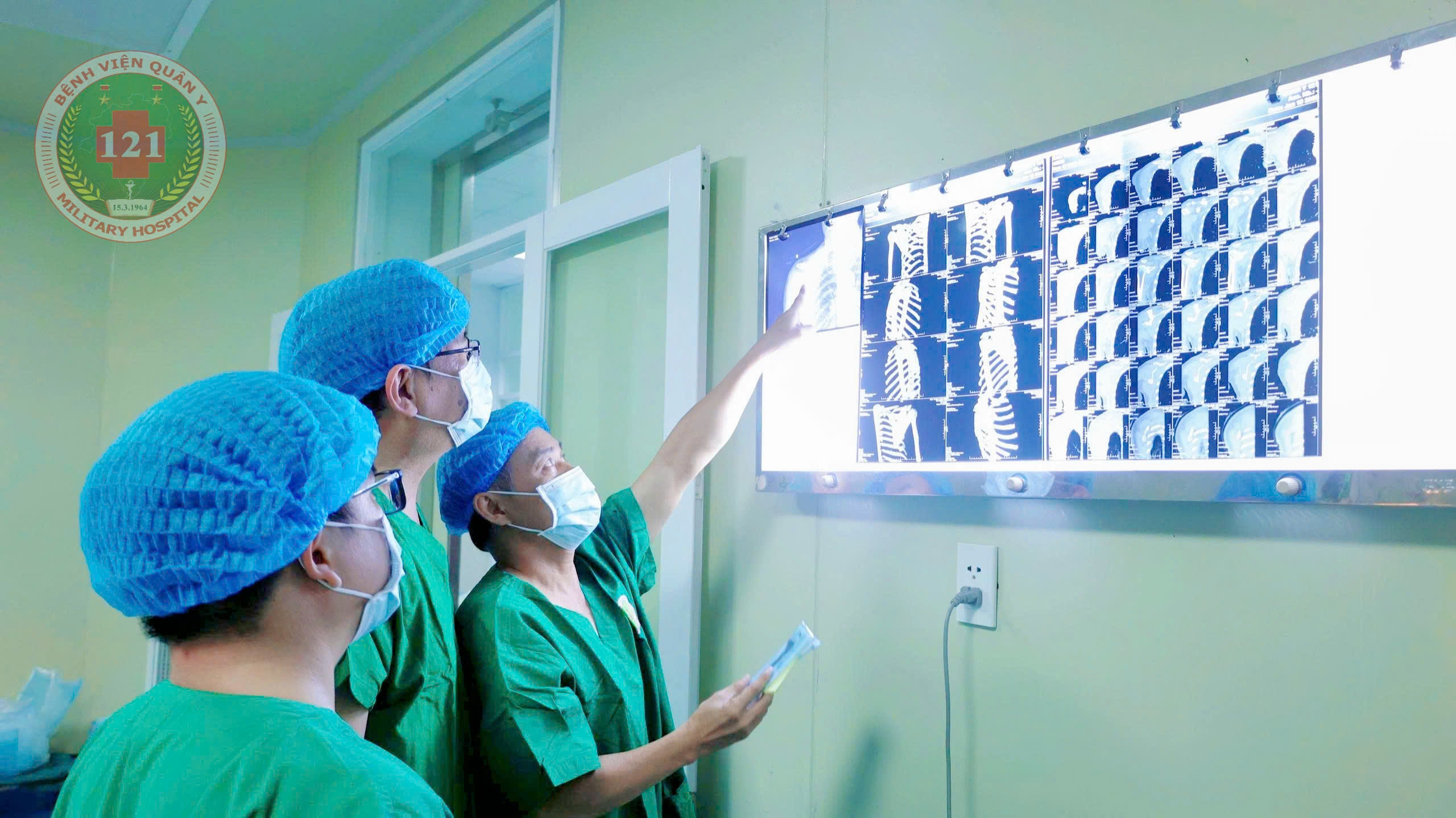 THỰC HIỆN THÀNH CÔNG CA PHẪU THUẬT NẸP VÍT KHÓA KẾT HỢP XƯƠNG BẢ VAI VÀ XƯƠNG ĐÒN CHO MỘT NAM BỆNH NHÂN 74 TUỔI