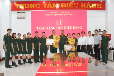 ĐẢNG ỦY BỆNH VIỆN QUÂN Y 121 TỔ CHỨC LỄ TRAO TẶNG HUY HIỆU ĐẢNG NĂM 2023