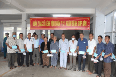 BỆNH VIỆN QUÂN Y 121 TỔ CHỨC KHÁM BỆNH, CẤP THUỐC MIỄN PHÍ, TẶNG QUÀ CÁC GIA ĐÌNH CHÍNH SÁCH, HỘ NGHÈO TRÊN ĐỊA BÀN XÃ NGUYỄN PHÍCH, HUYỆN U MINH, TỈNH CÀ MAU
