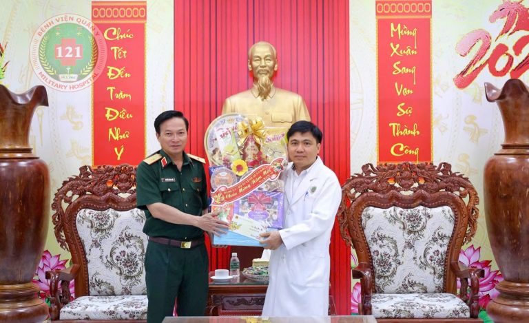 THIẾU TƯỚNG NGUYỄN MINH TRIỀU, PHÓ TƯ LỆNH QUÂN KHU ĐẾN THĂM VÀ CHÚC TẾT