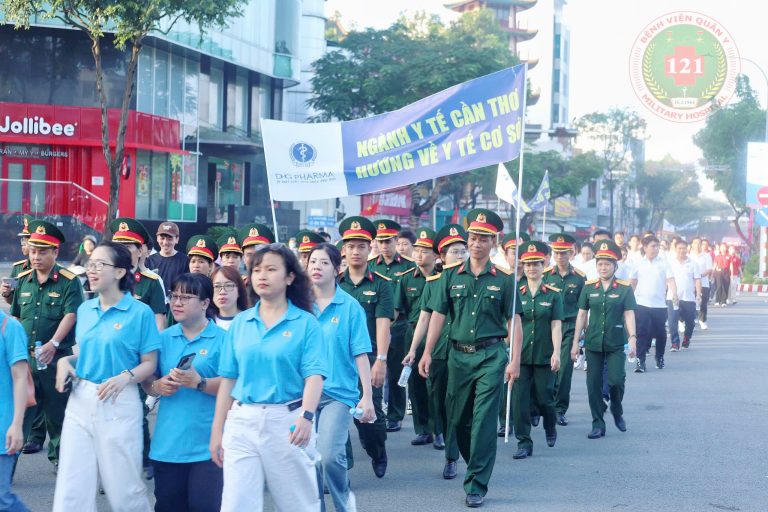  THAM GIA ĐI BỘ “NGÀNH Y TẾ CẦN THƠ – HƯỚNG VỀ Y TẾ CƠ SỞ”