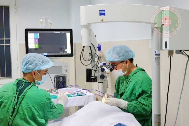 BỆNH VIỆN QUÂN Y 121 ĐẨY MẠNH CÔNG NGHỆ TIÊN TIẾN TRONG PHẪU THUẬT ĐỤC THỦY TINH THỂ