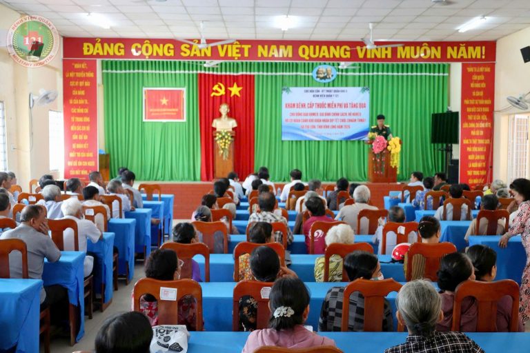 TẶNG QUÀ, KHÁM BỆNH, CẤP PHÁT THUỐC MIỄN PHÍ TẠI XÃ TRÀ CÔN, TỈNH VĨNH LONG