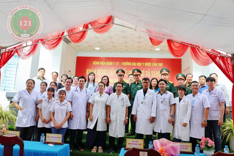 KHÁM BỆNH, CẤP PHÁT THUỐC MIỄN PHÍ VÀ TẶNG QUÀ TẠI XÃ MỸ ĐỨC, TỈNH AN GIANG