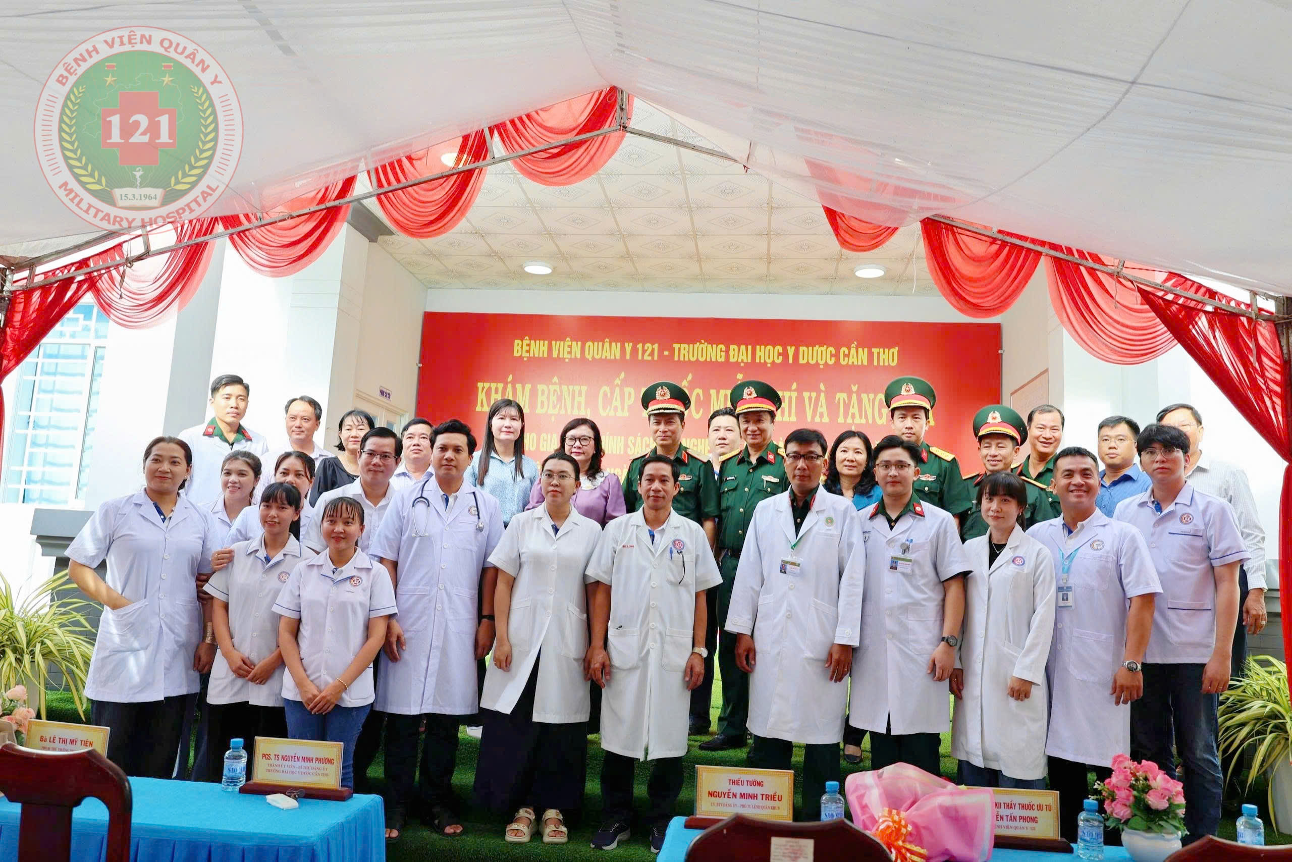 KHÁM BỆNH, CẤP PHÁT THUỐC MIỄN PHÍ VÀ TẶNG QUÀ TẠI XÃ MỸ ĐỨC, TỈNH AN GIANG
