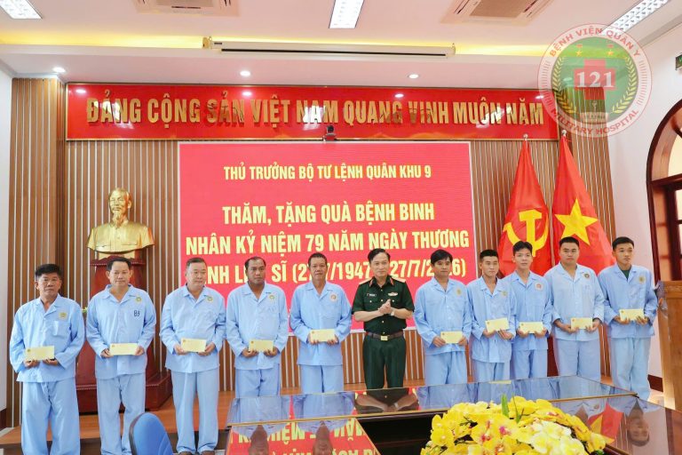 THIẾU TƯỚNG NGUYỄN MINH TRIỀU, PHÓ TƯ LỆNH QUÂN KHU 9  ĐẾN THĂM HỎI, ĐỘNG VIÊN, TẶNG QUÀ CÁC BỆNH BINH ĐANG ĐIỀU TRỊ TẠI BỆNH VIỆN QUÂN Y 121
