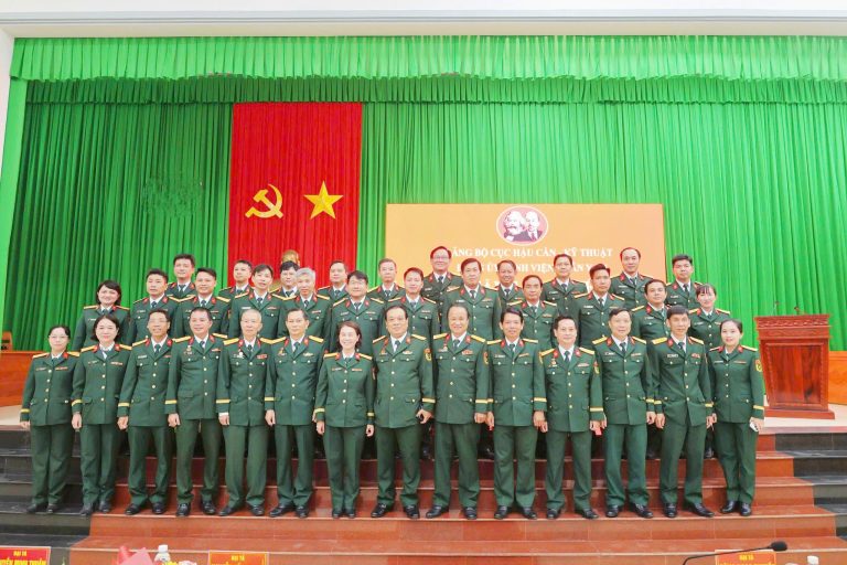  TRAO TẶNG HUY HIỆU 30 VÀ 35 NĂM TUỔI ĐẢNG