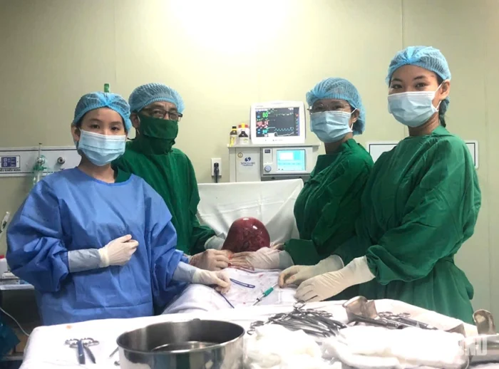 Bệnh viện Quân y 121 phẫu thuật ca bệnh có khối u xơ tử cung khoảng 4,5kg